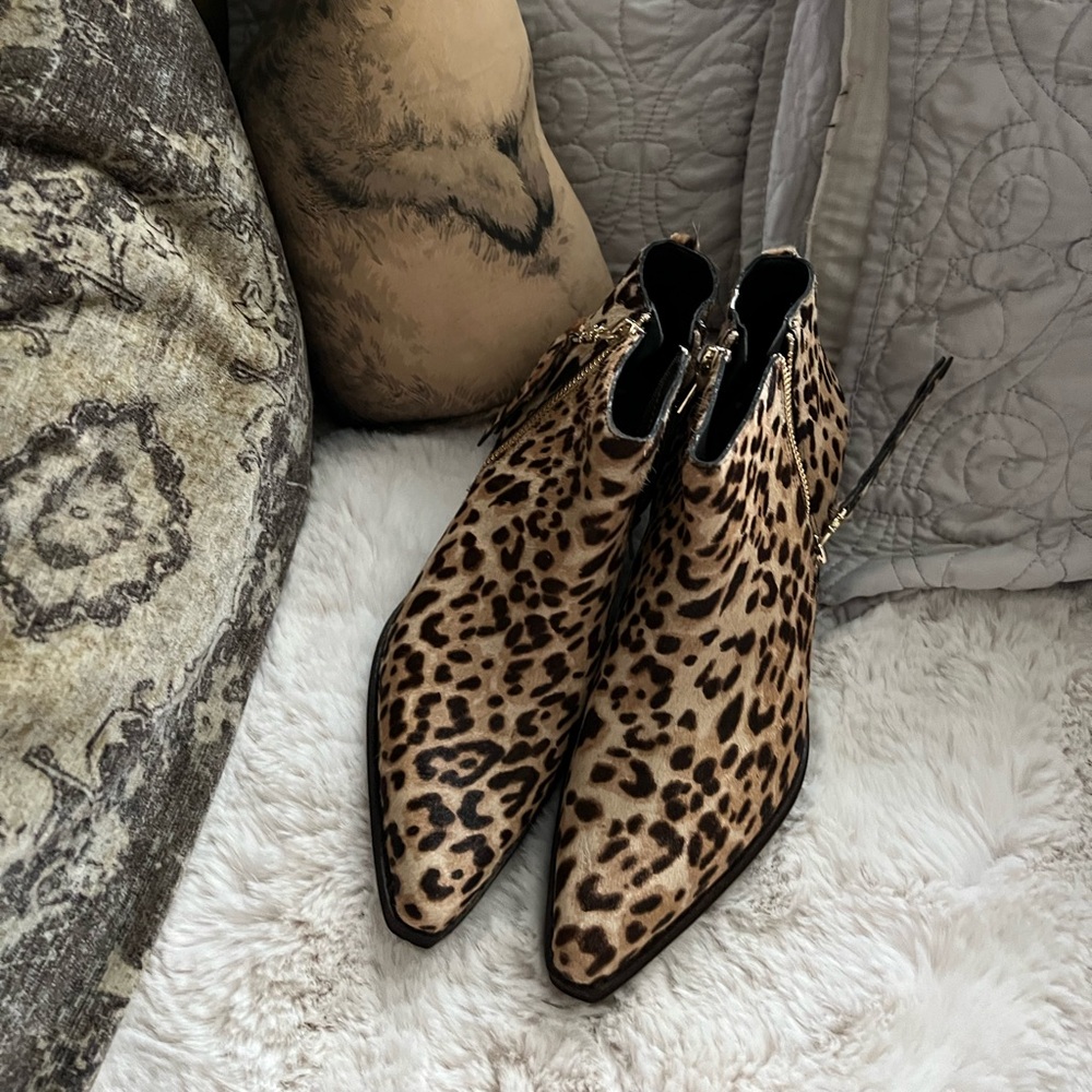 Sam Edelman Calf hair leopard print booties. Size 5.5 fits size 6. Run big